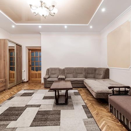 Akademika Hnatyuka Apartment Лвив Екстериор снимка